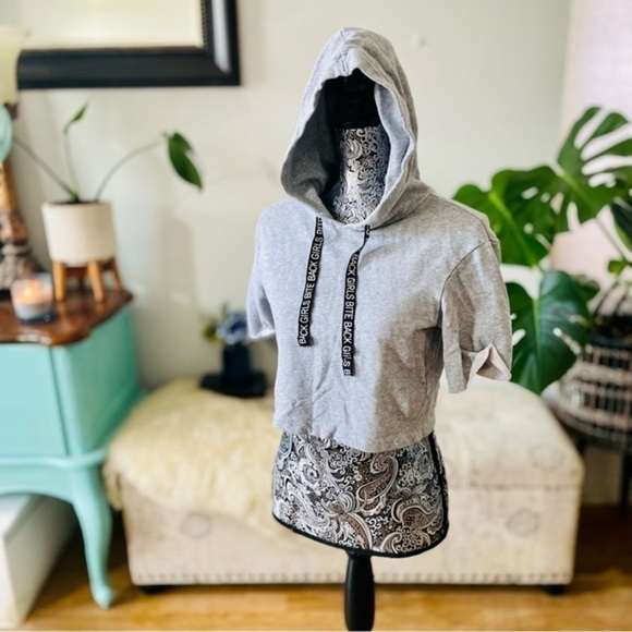 🏷️ 4/$25 H&M Grey Crop Hooded Sweater Short Sleeve Top - Picture 4 of 8